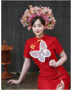 Sườn xám đỏ ngắn nơ vàng