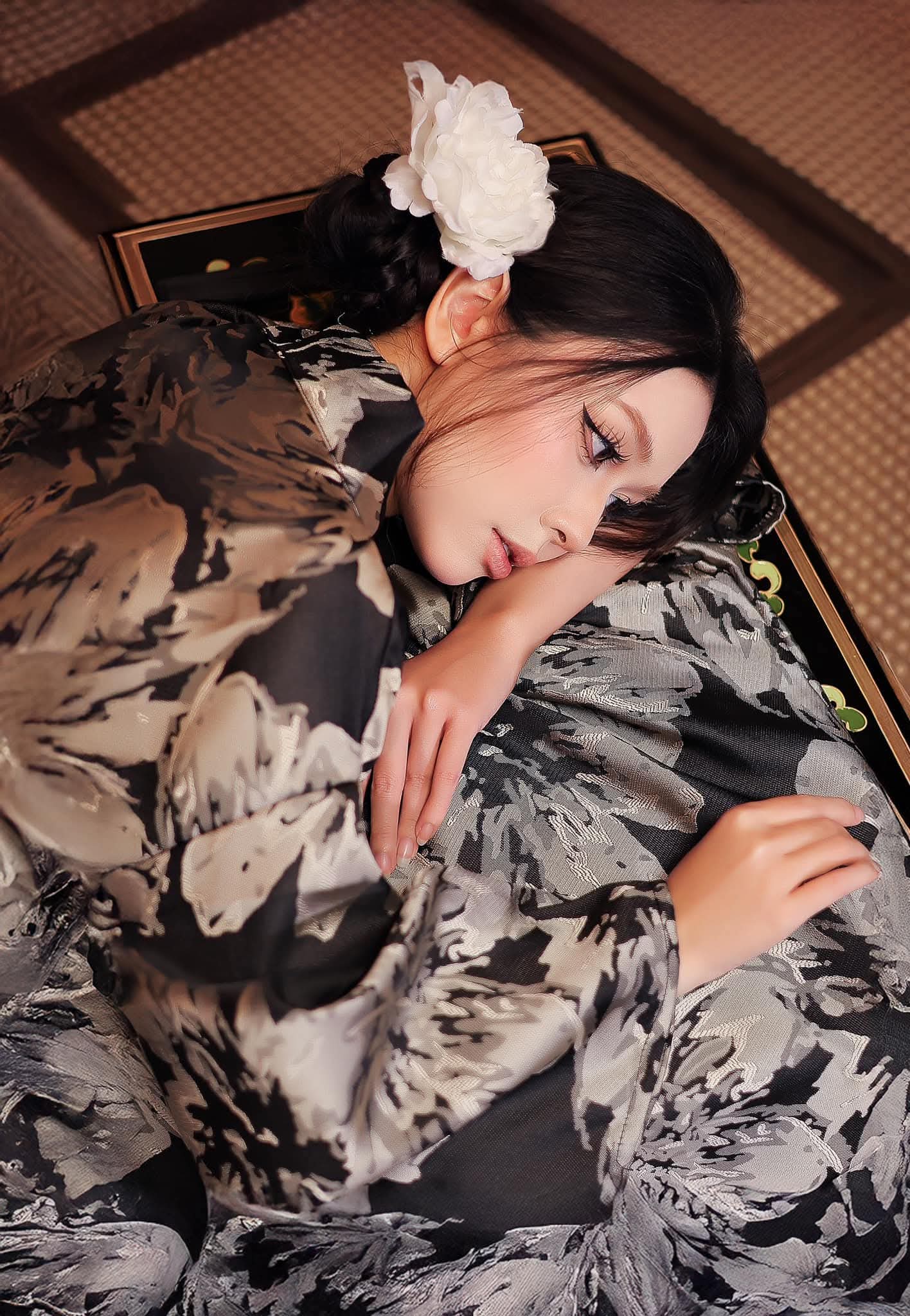 Kimono cao cấp đen hoa trắng (chỉ combo599) K02