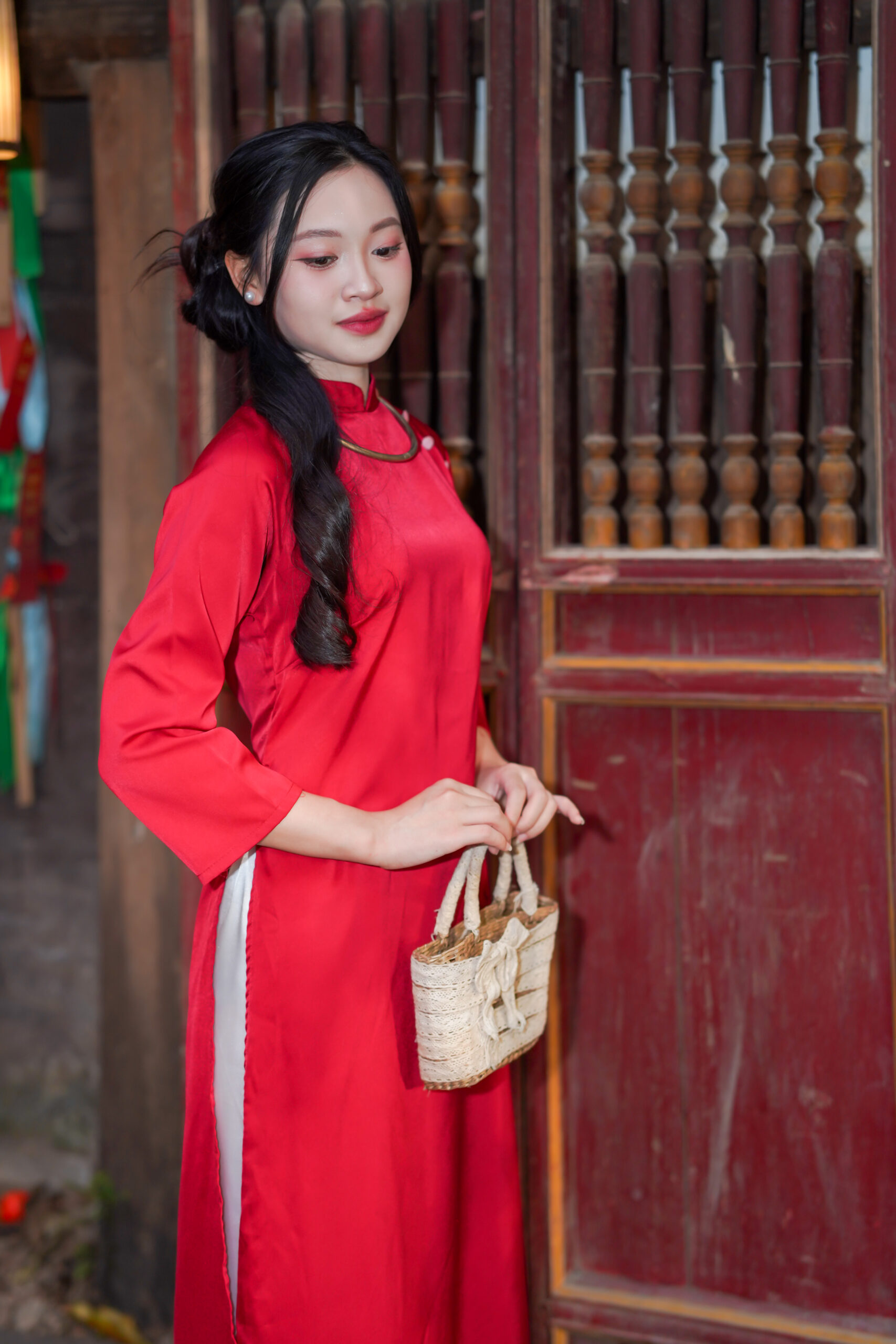 Áo Dài Đỏ Cúc Trắng