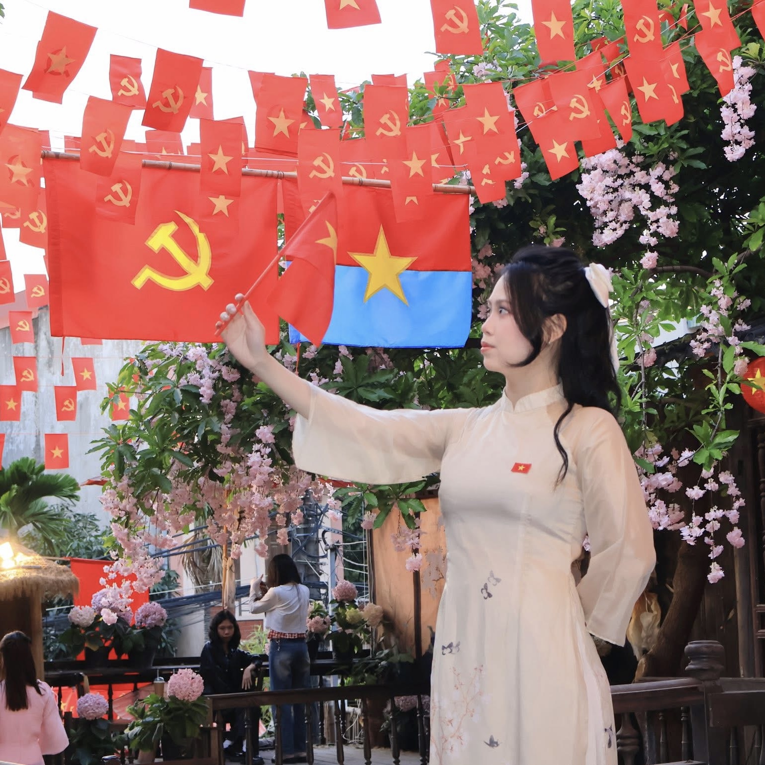 Áo Dài kem bướm