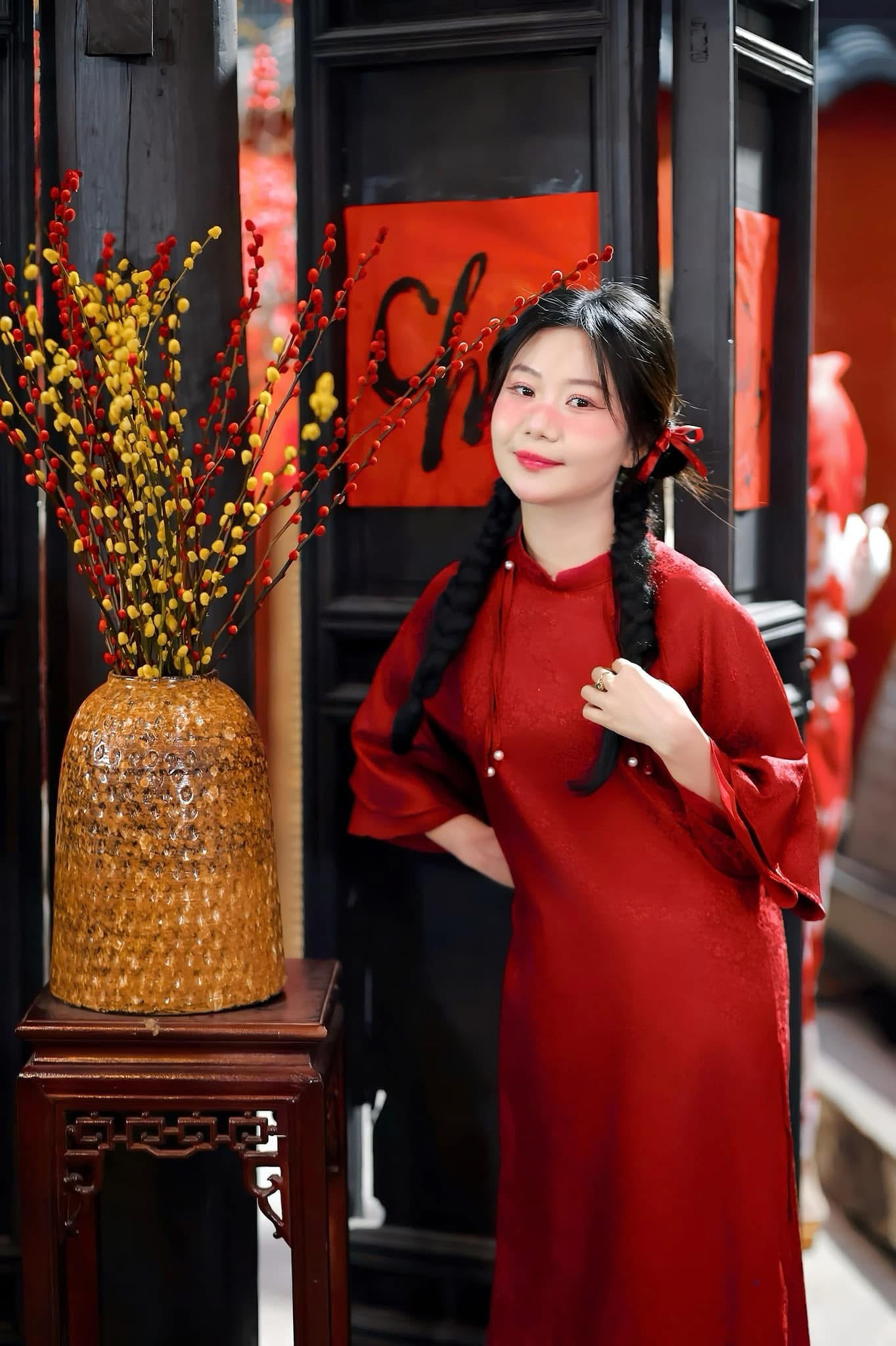 Áo Dài đỏ dây