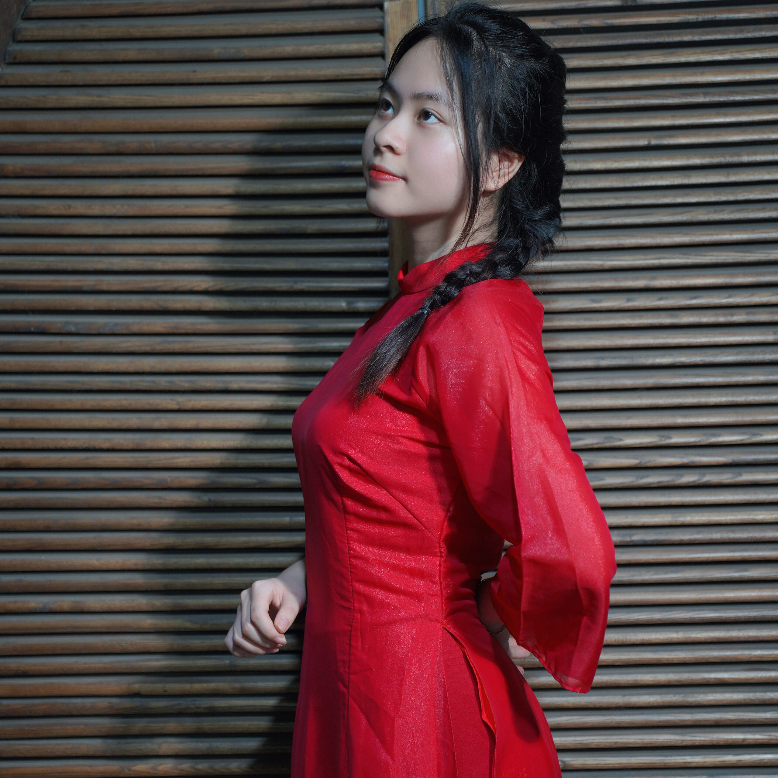 Áo Dài đỏ hoa trắng