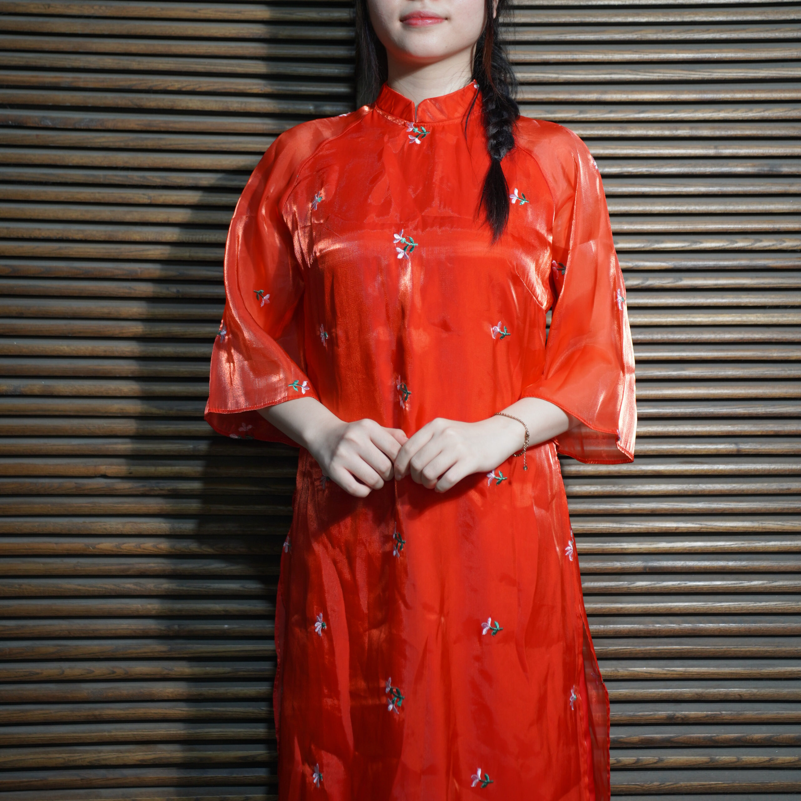 Áo Dài đỏ bóng