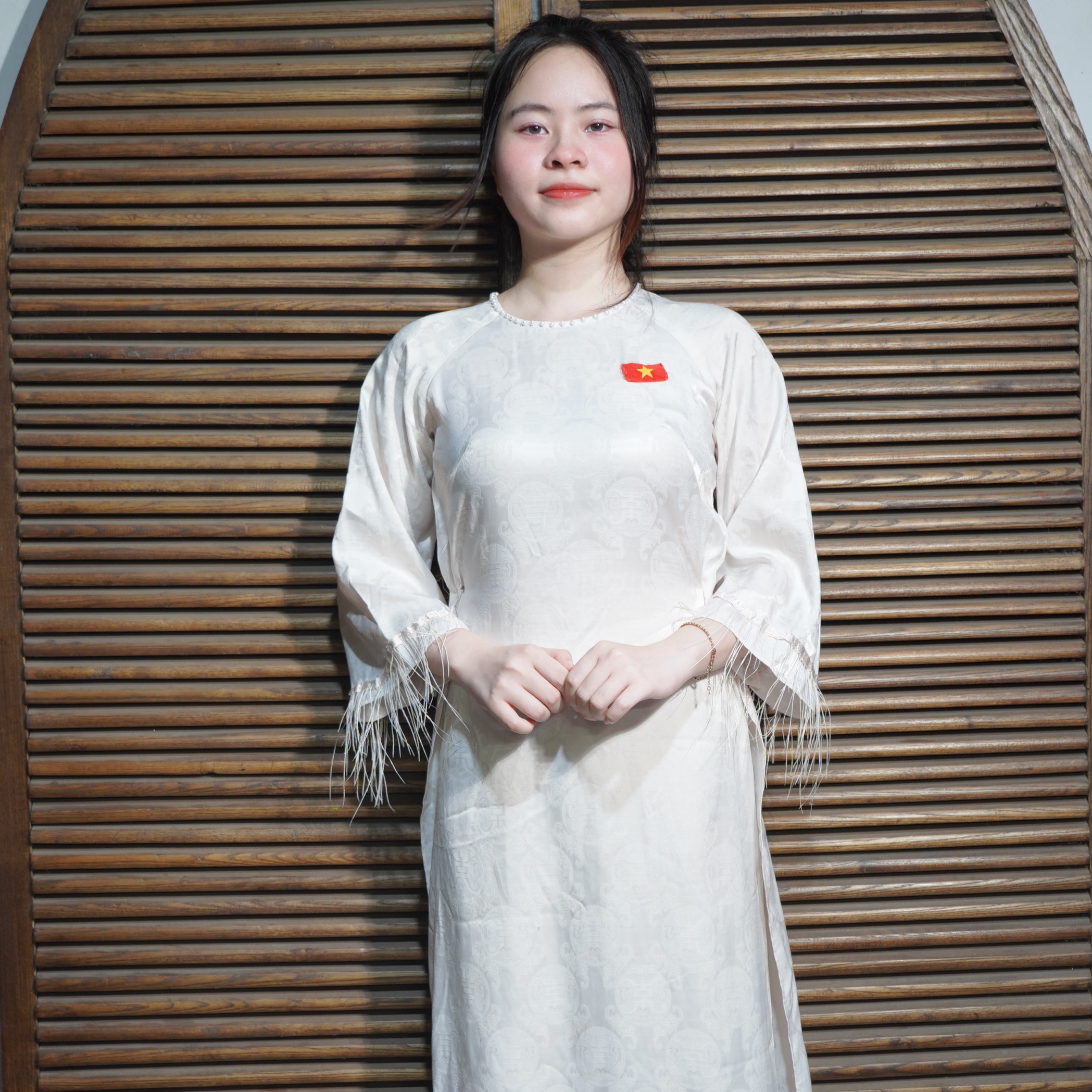 Áo dài trắng tay tua rua