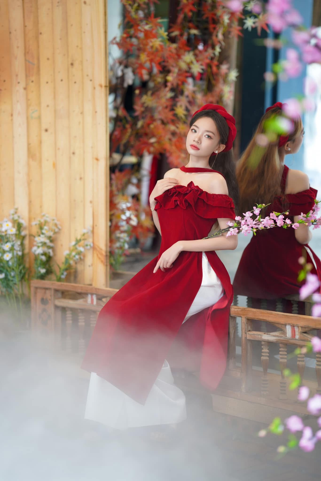 Yếm đỏ trễ vai hoa
