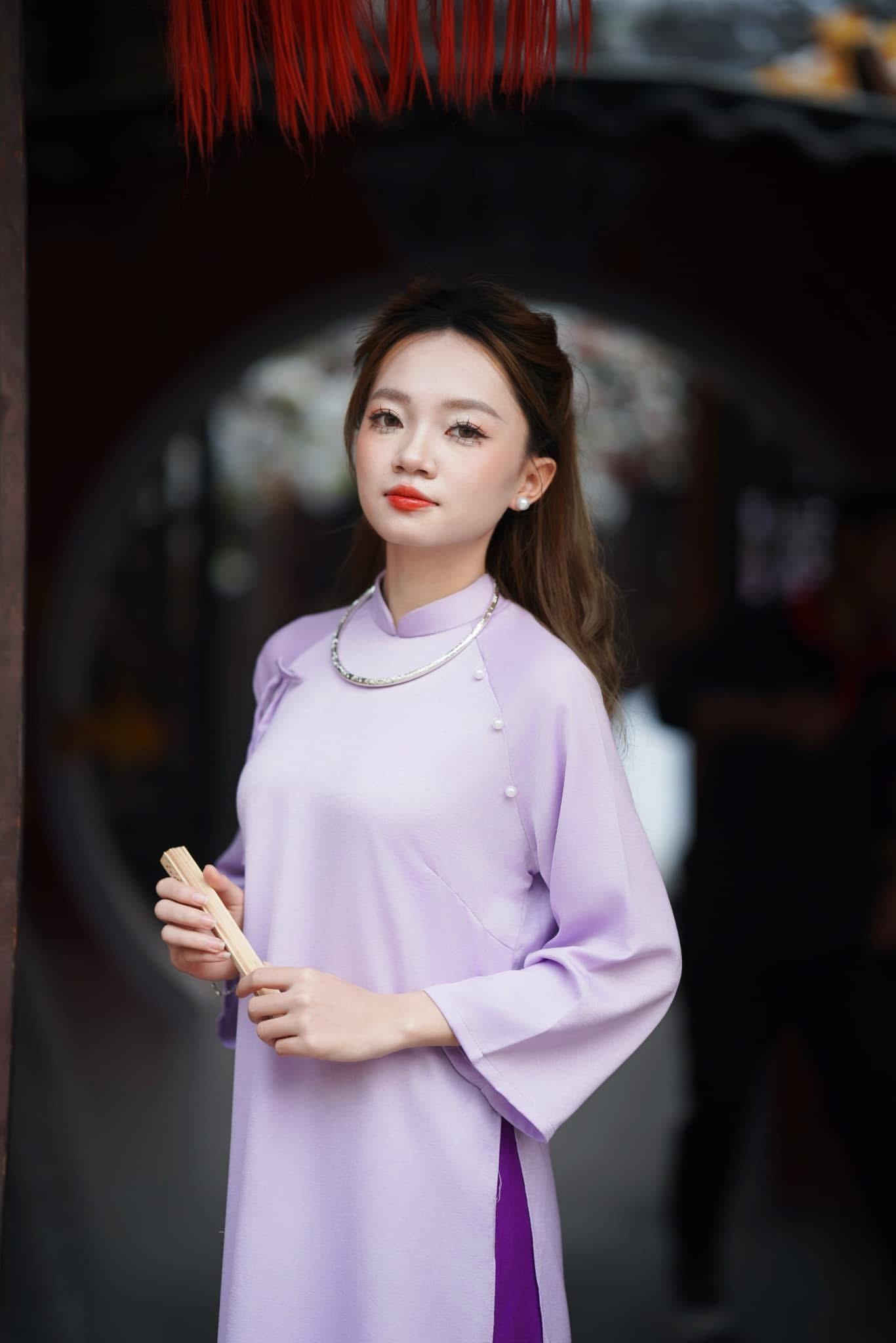 Áo dài tím nhạt