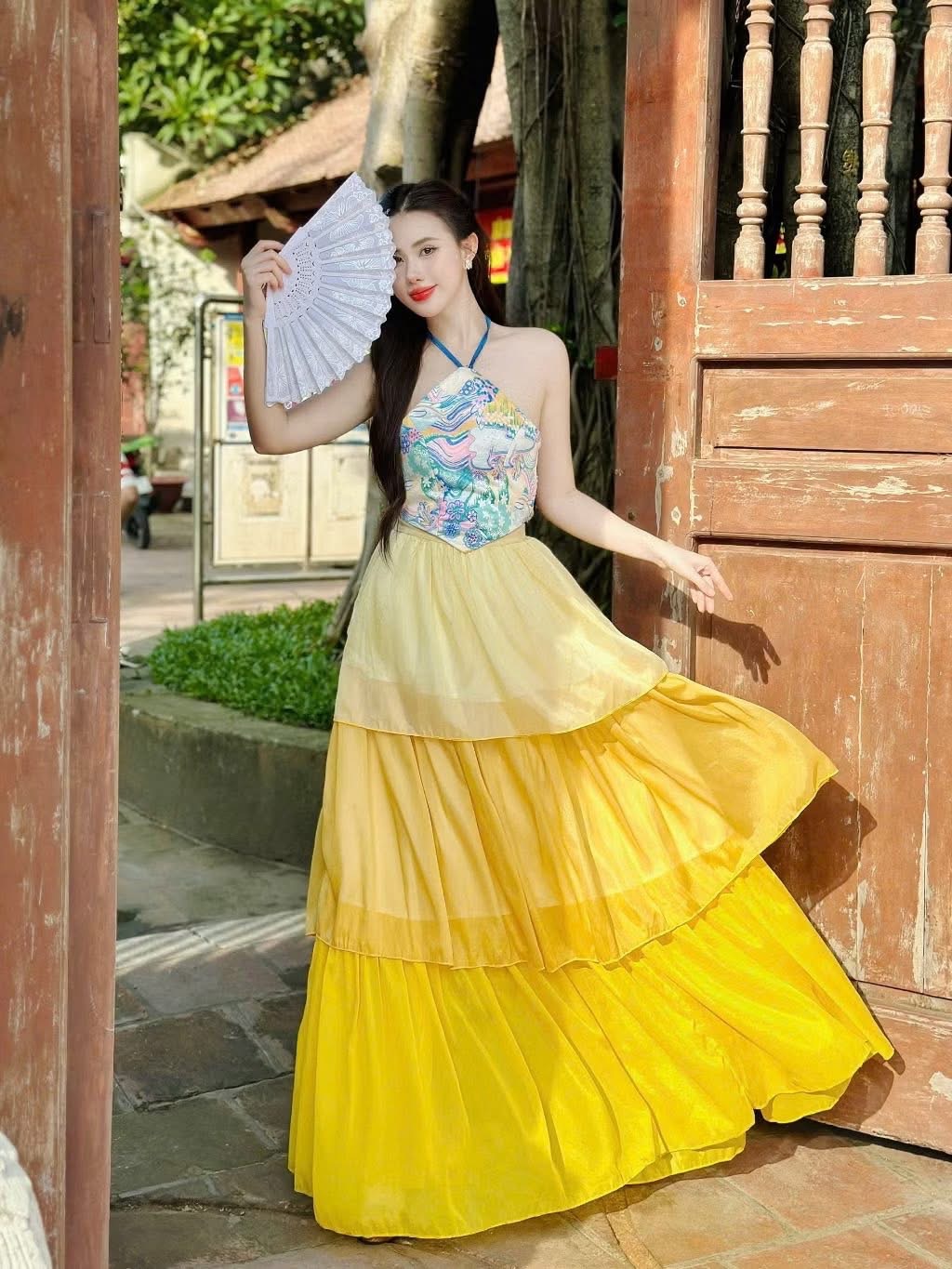 Yếm xanh dương họa tiết chân vàng