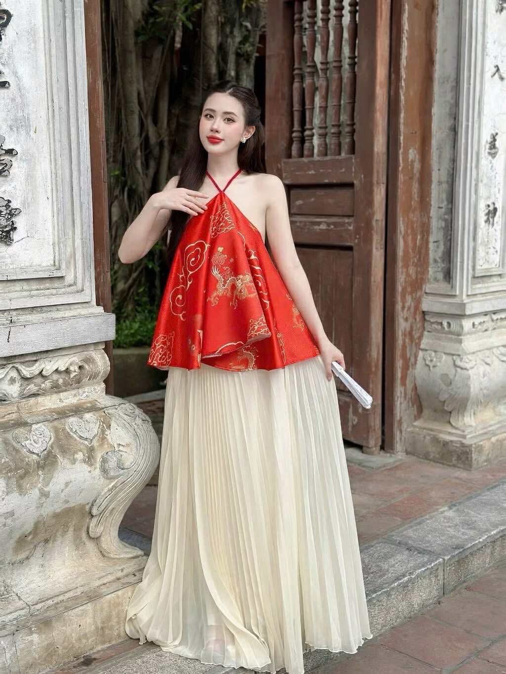 Yếm đỏ chân be