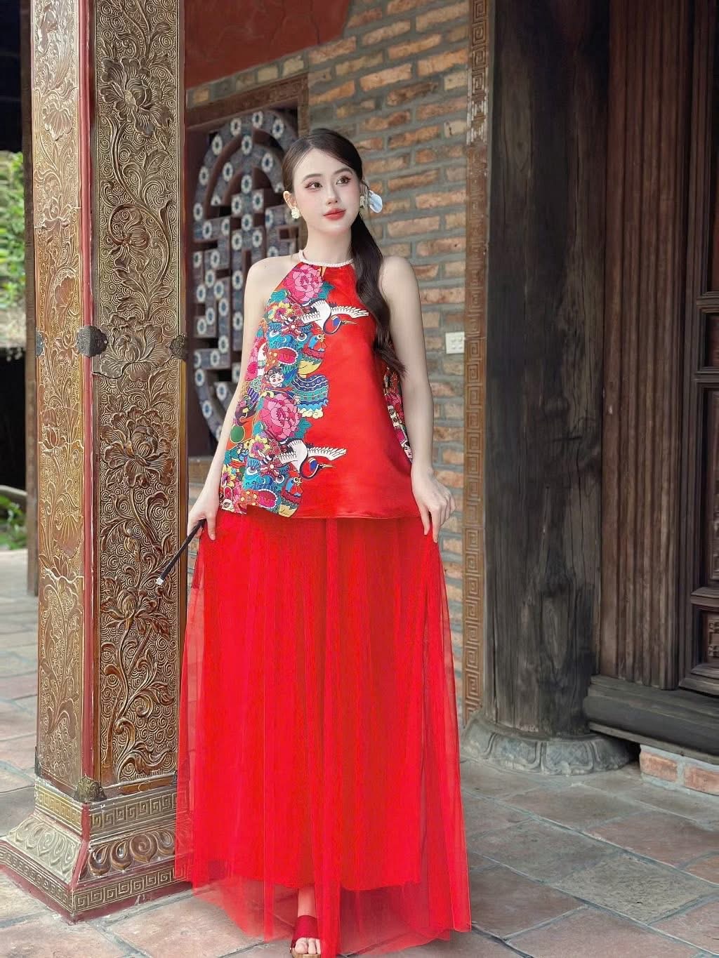 Yếm đỏ họa tiết