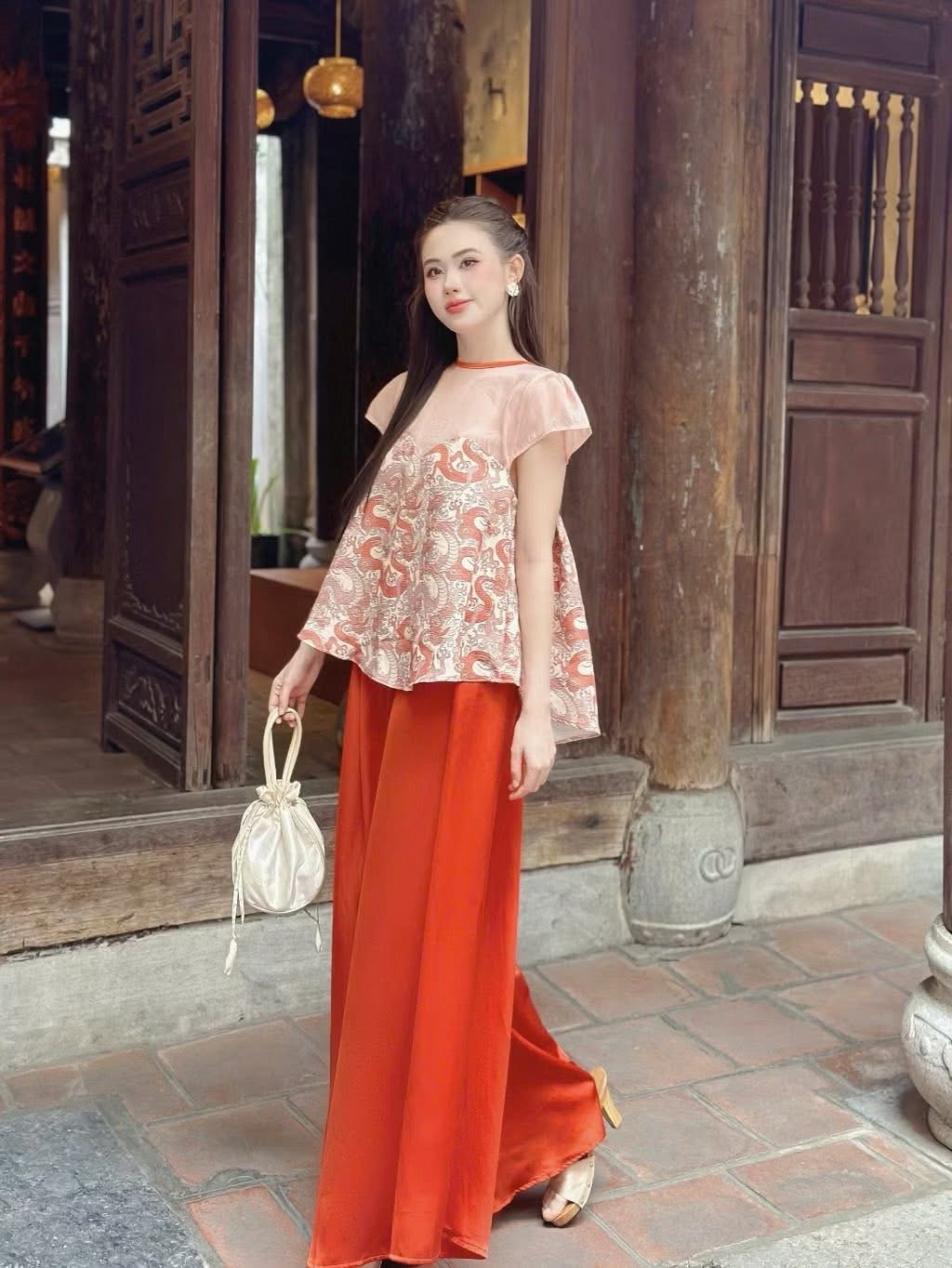 Yếm hồng chân cam