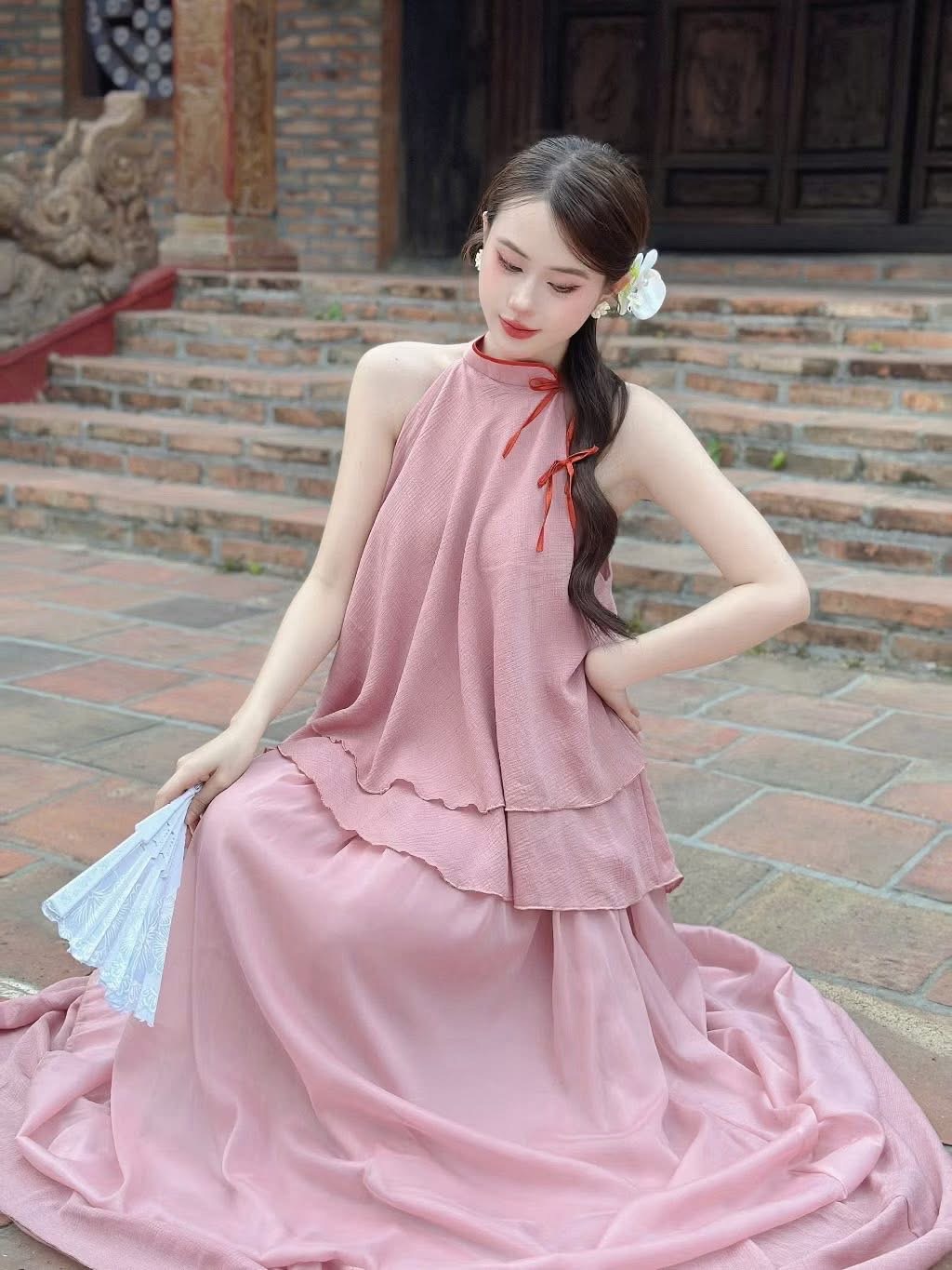 Yếm hồng nơ đỏ