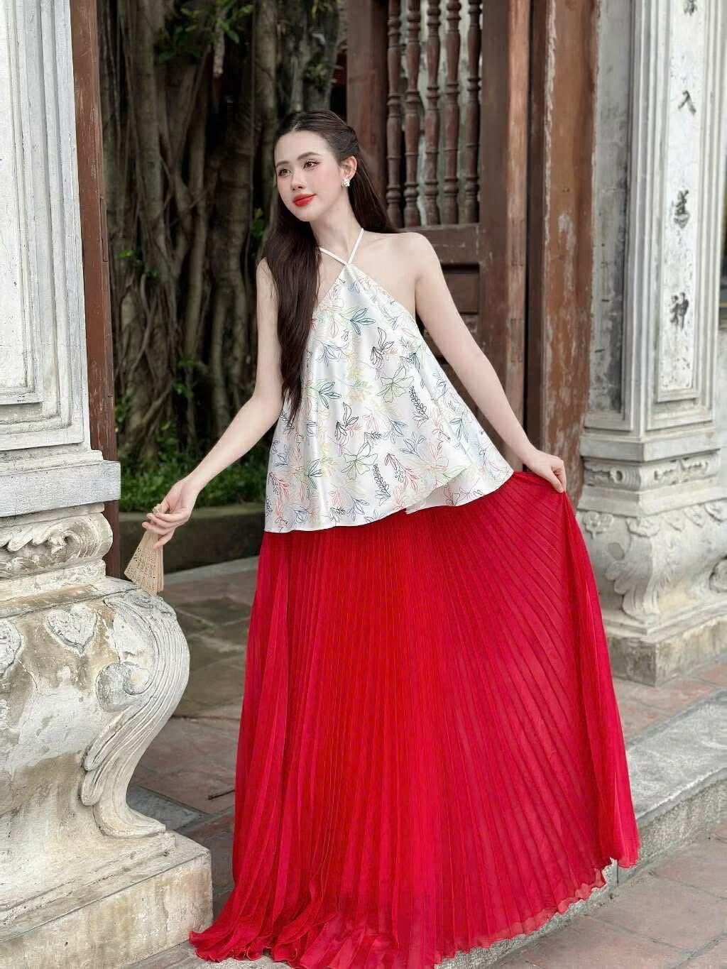 Yếm trắng họa tiết váy đỏ