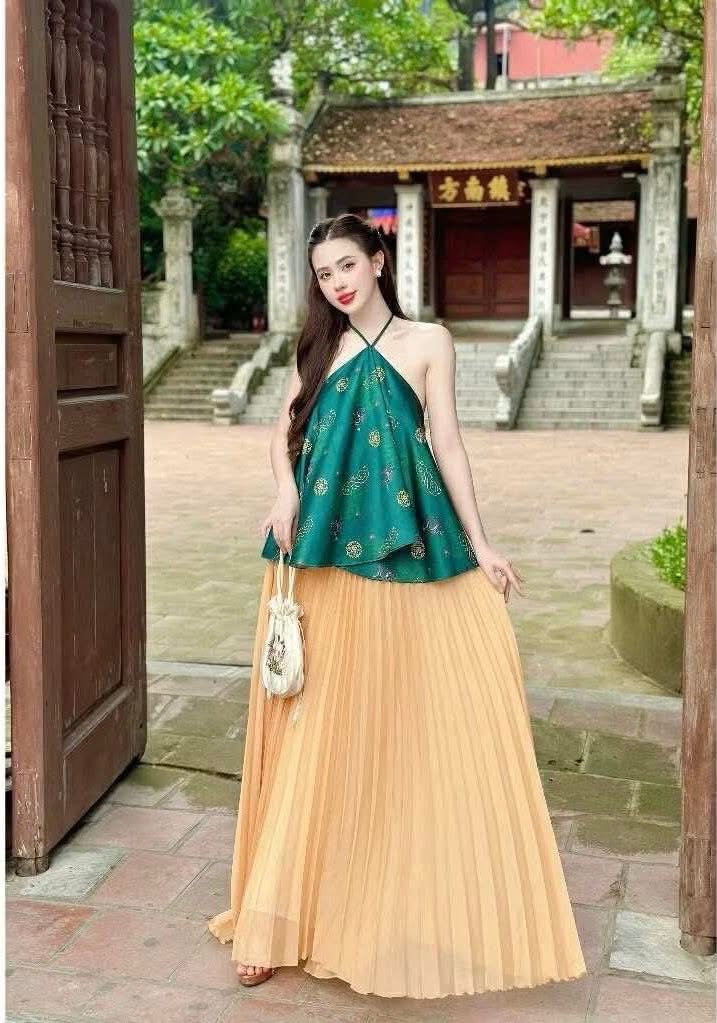 Yếm xanh lá chân cam