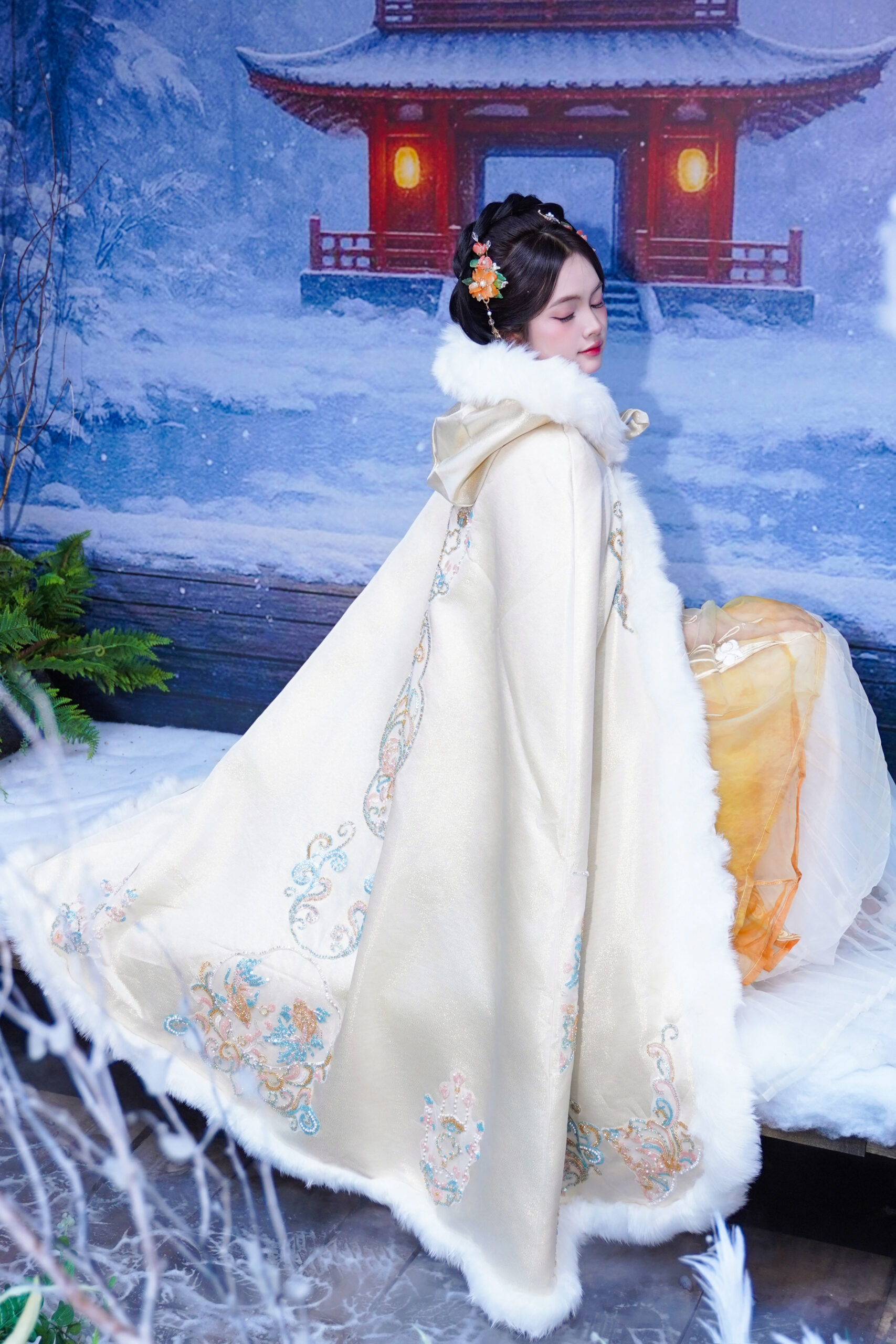 Áo choàng vàng kim – 250.000/1 giờ/1 người