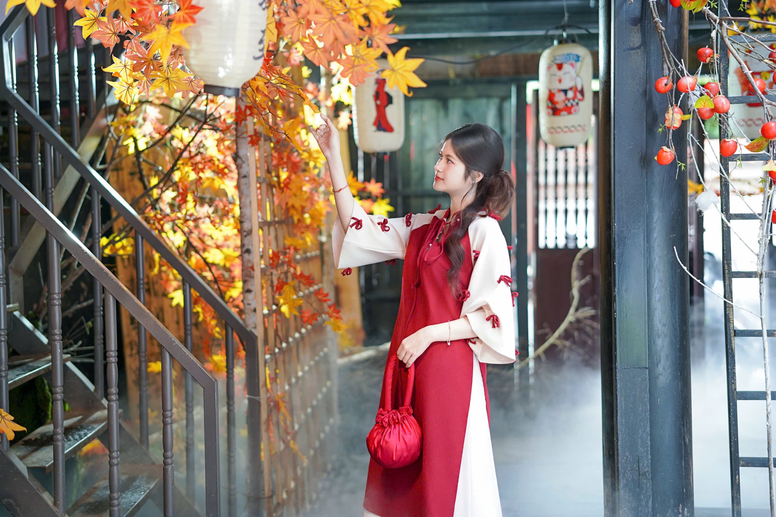 Áo dài đỏ nơ tay trắng (combo: 99-799k)