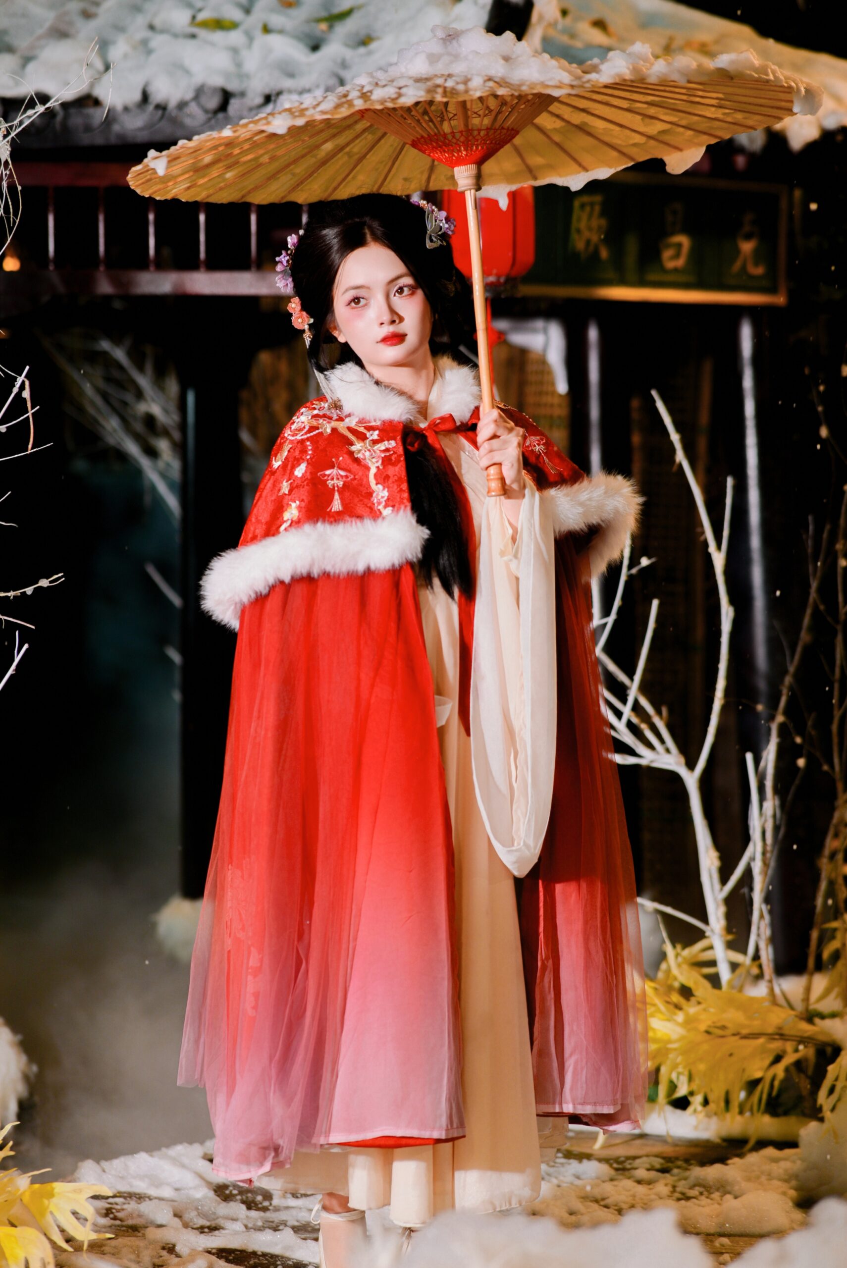 Áo choàng đỏ ngắn 1- 100.000/1 giờ/1 người